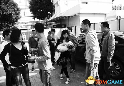 年轻父母4万元叫卖亲生儿 不知犯法称实在养不起